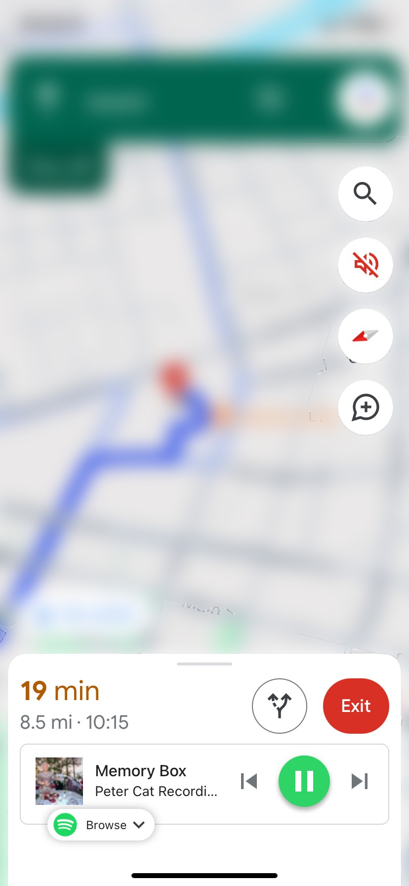 Google Maps trên iOS với điều khiển phát nhạc của Spotify ở cuối cửa sổ điều hướng