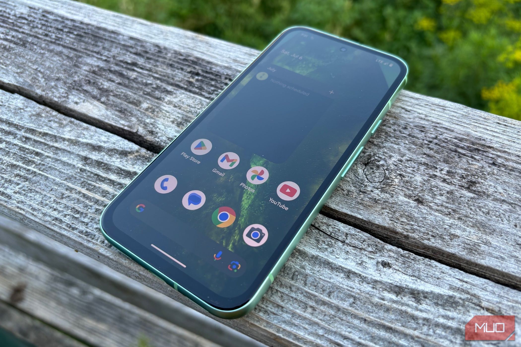 Google Pixel 8a ngoài trời hiển thị góc nhìn màn hình
