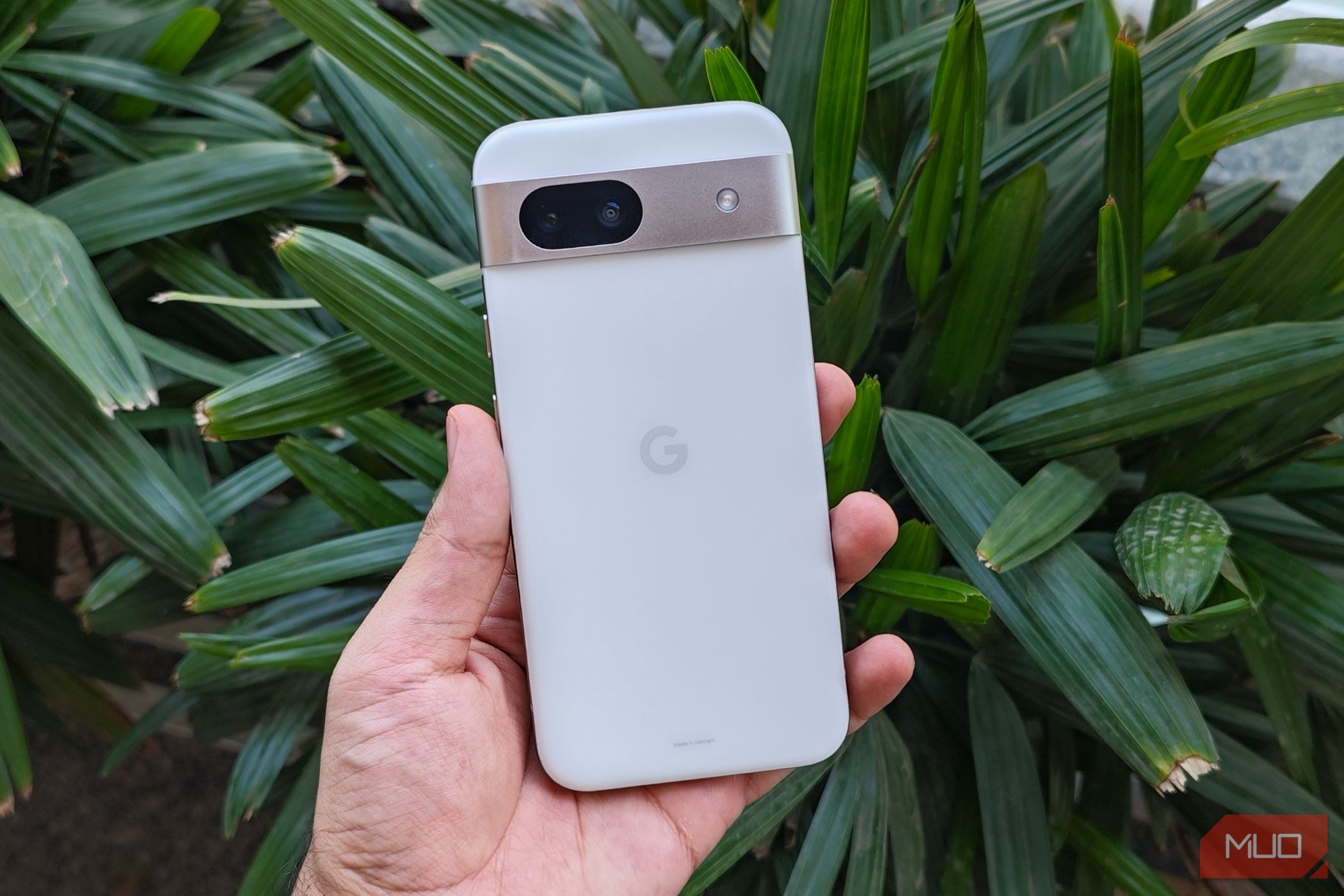 Google Pixel 8a trong tay