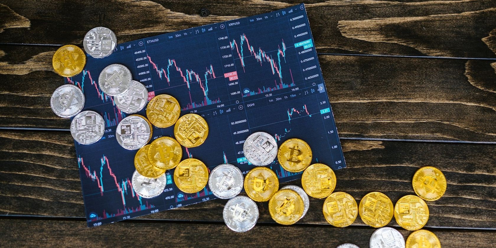 Hình ảnh các token crypto khác nhau trên biểu đồ