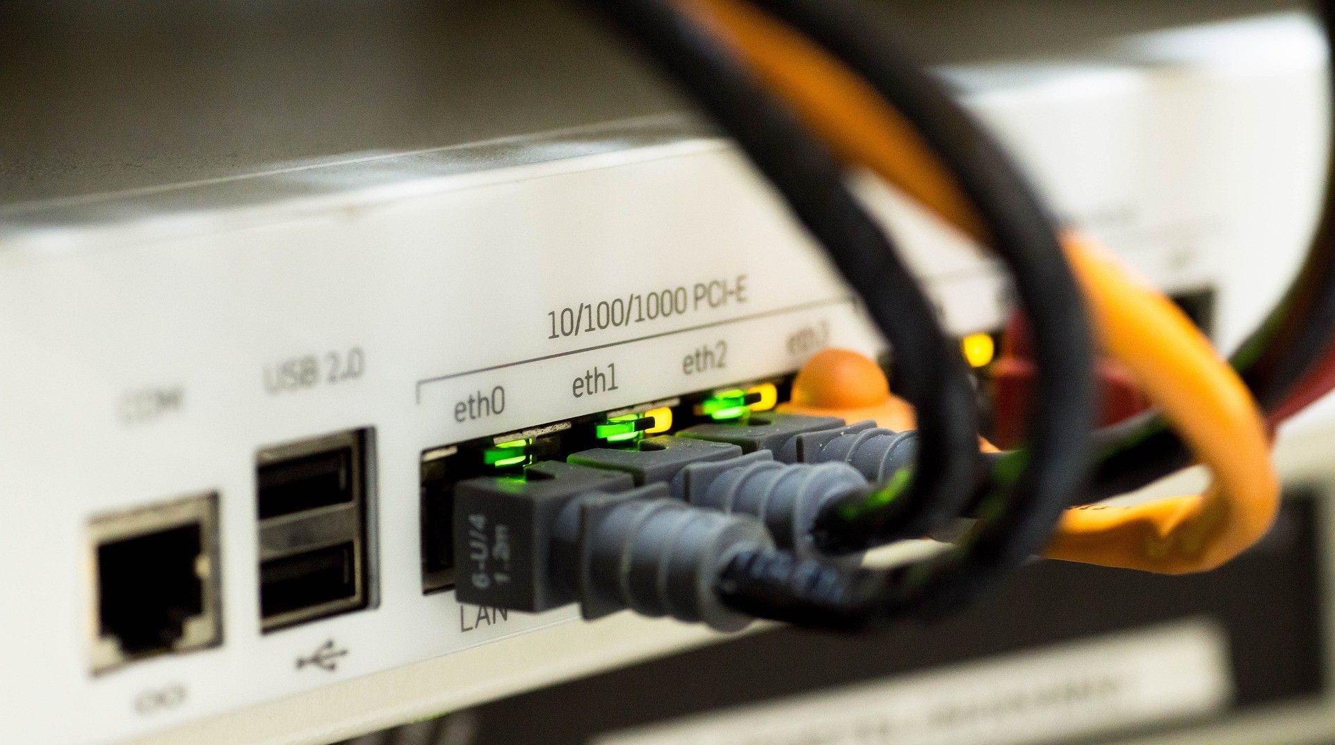 Hình ảnh cáp Ethernet kết nối với router