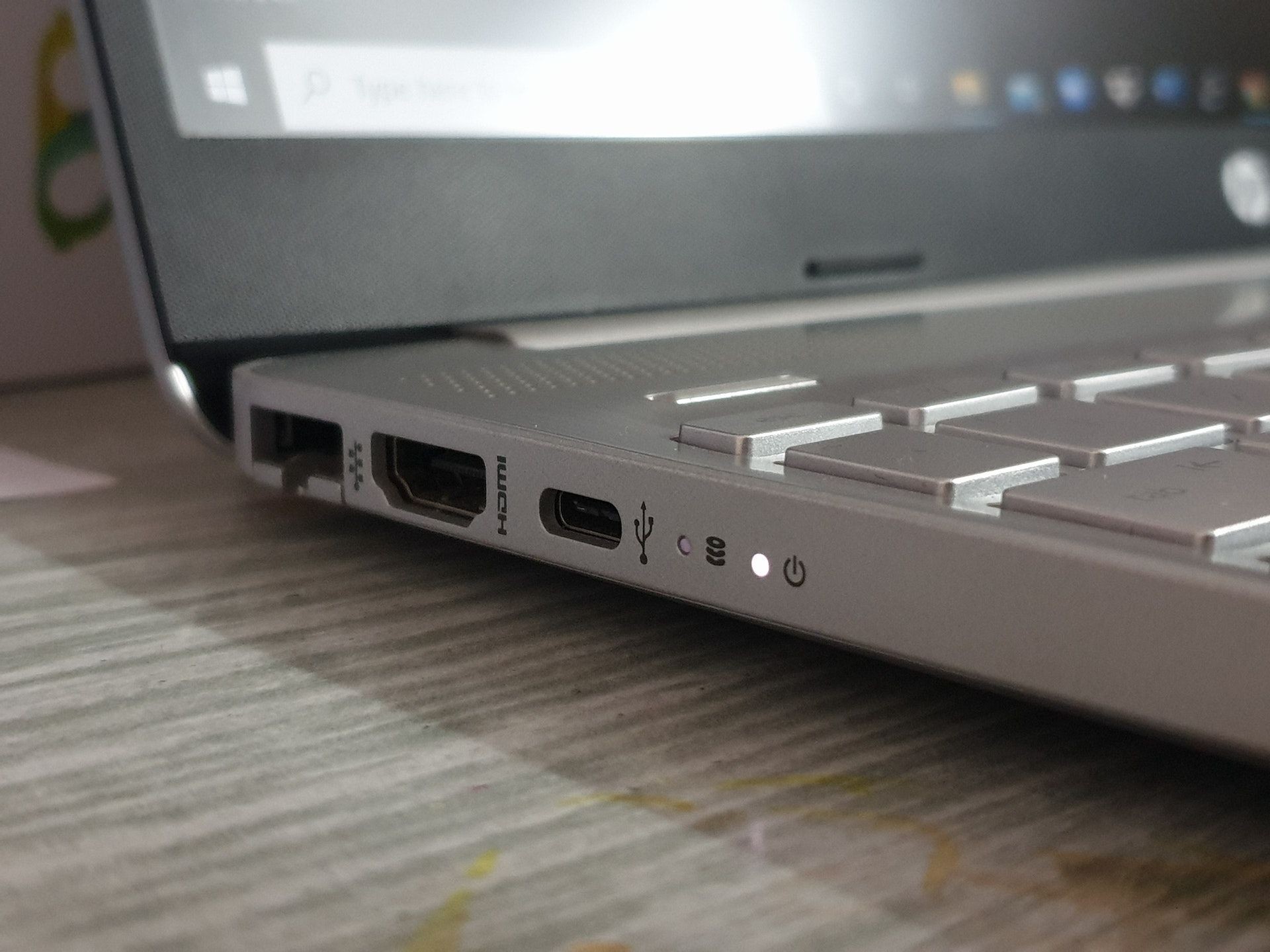 Hình ảnh chi tiết các cổng kết nối trên laptop