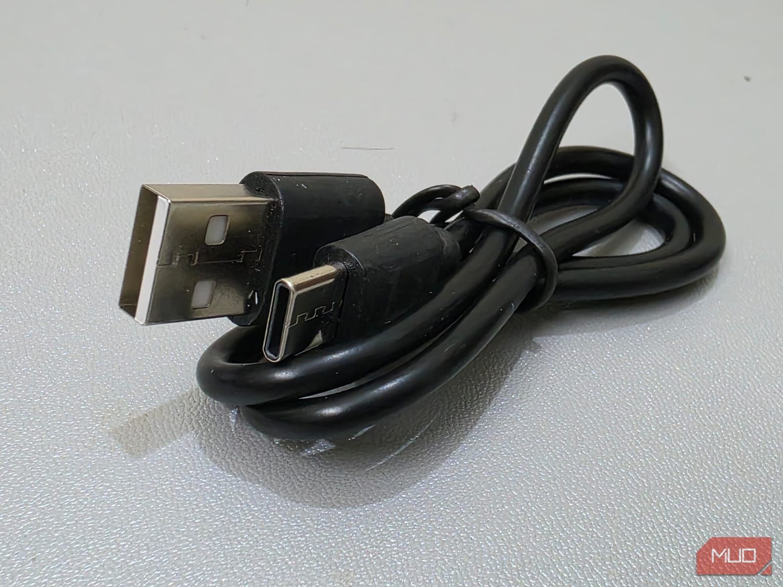 Hình ảnh cho thấy cáp sạc rẻ tiền địa phương