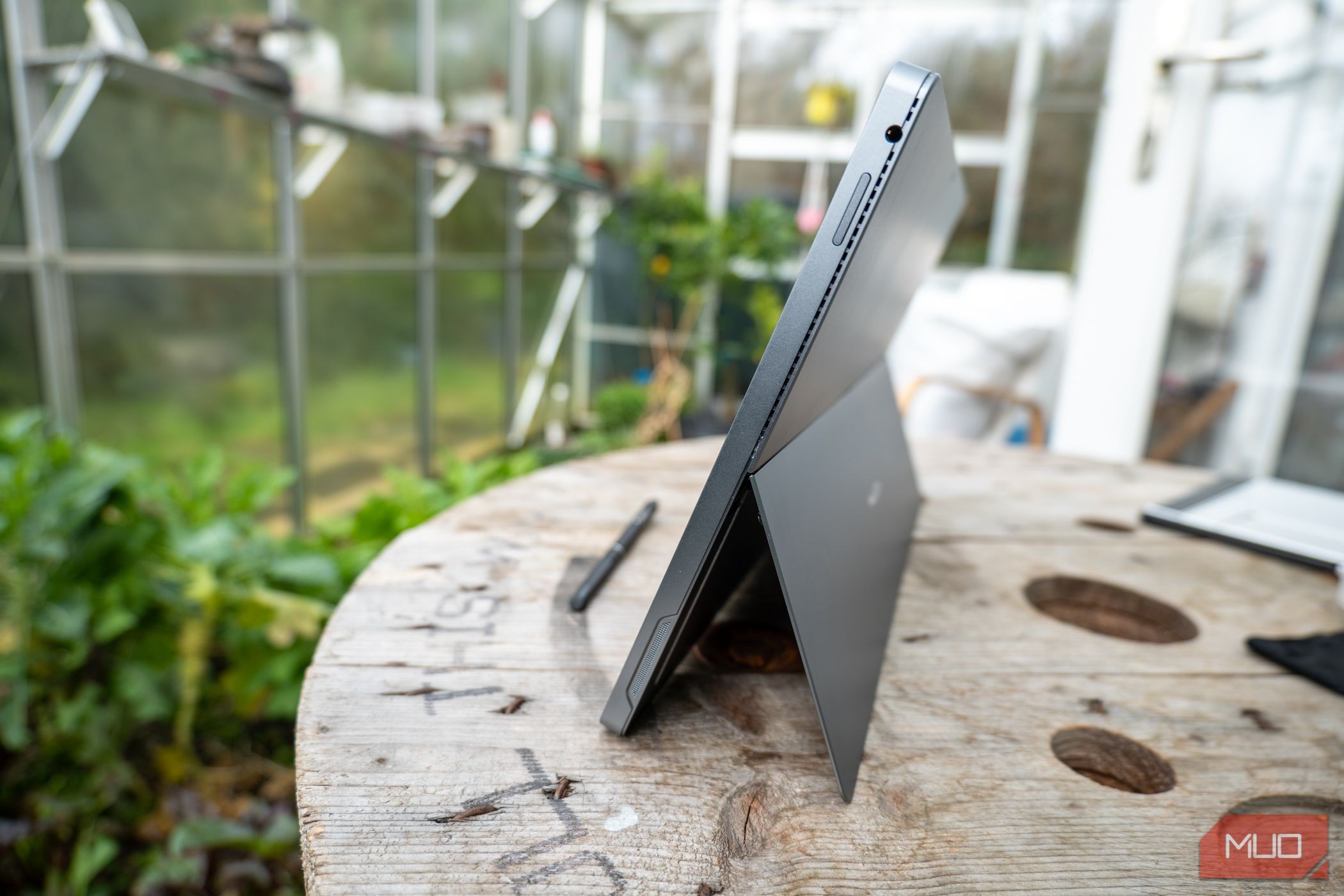 Hình ảnh Huion Kamvas Studio 16 - Giá đỡ và nút điều chỉnh âm lượng