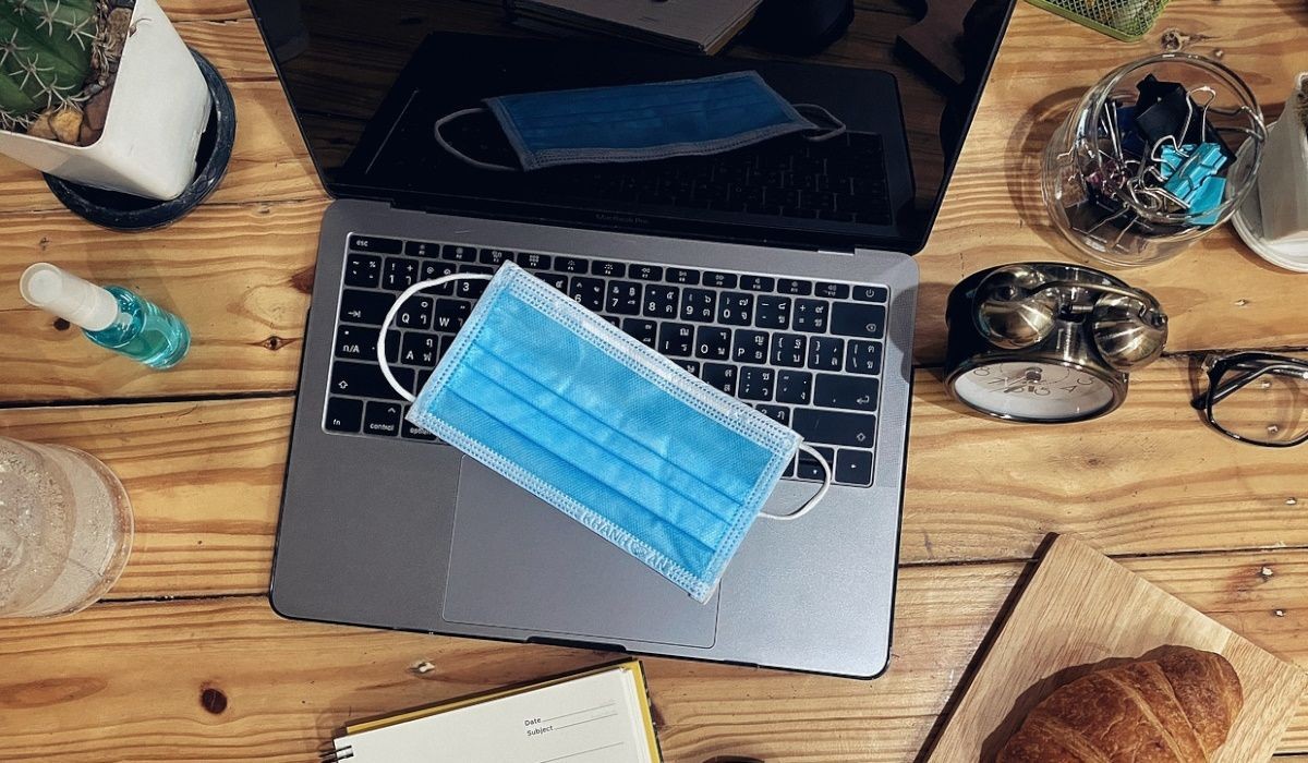 Hình ảnh khẩu trang y tế trên bàn phím laptop