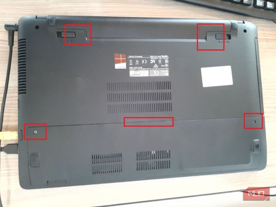 Hình ảnh mặt dưới của vỏ laptop