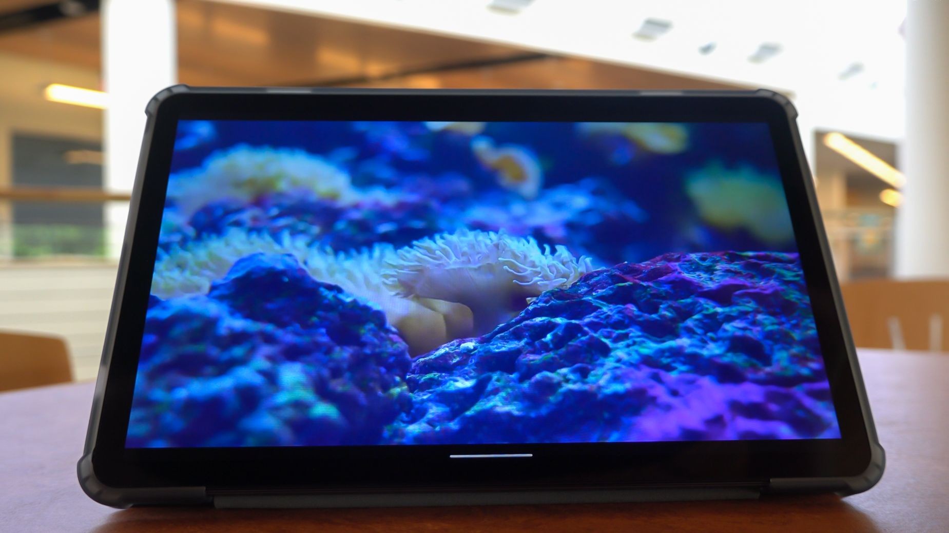 Hình ảnh máy tính bảng Tab 16 đang phát video