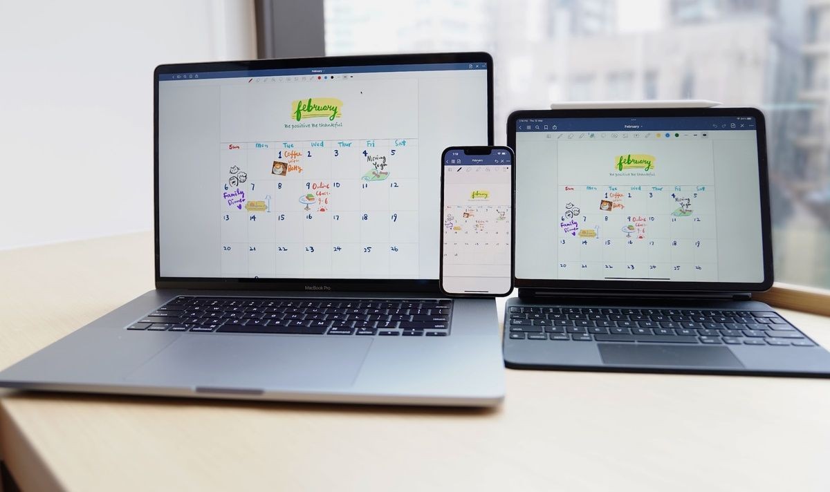 Hình ảnh minh họa MacBook, iPhone và iPad trên bàn