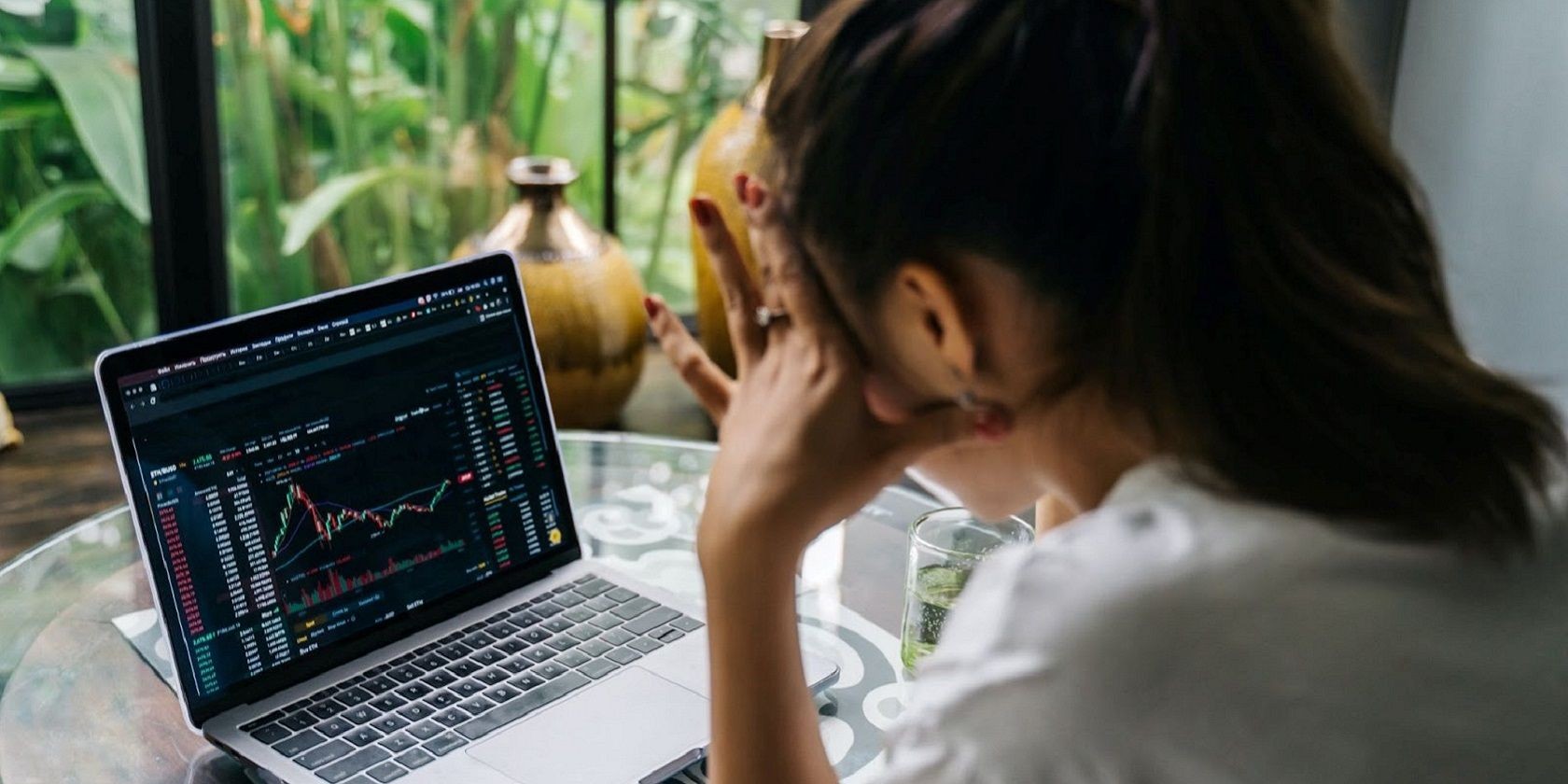 Hình ảnh một người phụ nữ đang quan sát biểu đồ crypto trên máy tính xách tay