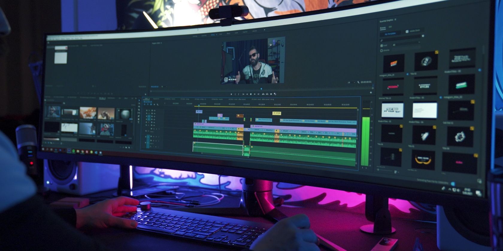 Hình ảnh người đàn ông chỉnh sửa video trên máy tính rộng
