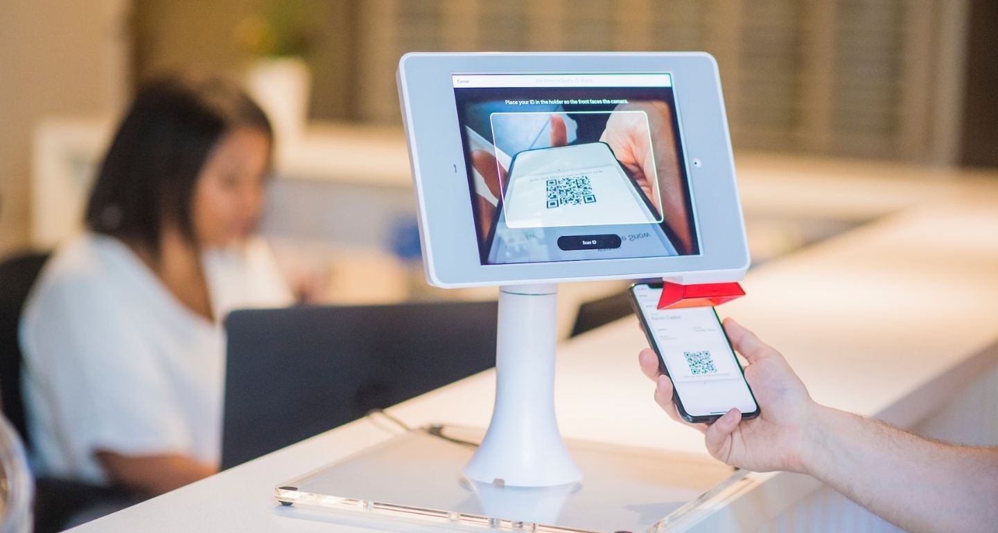 Hình ảnh người dùng quét mã QR trên điện thoại