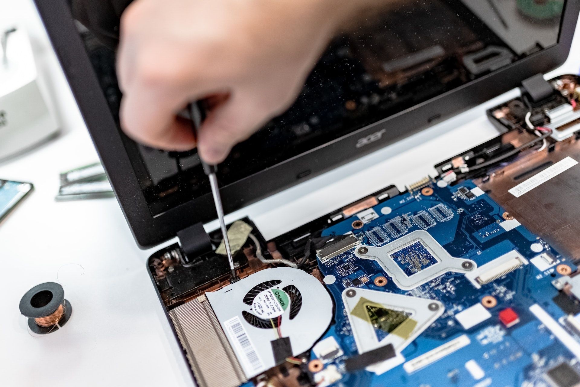 Hình ảnh người sửa chữa laptop