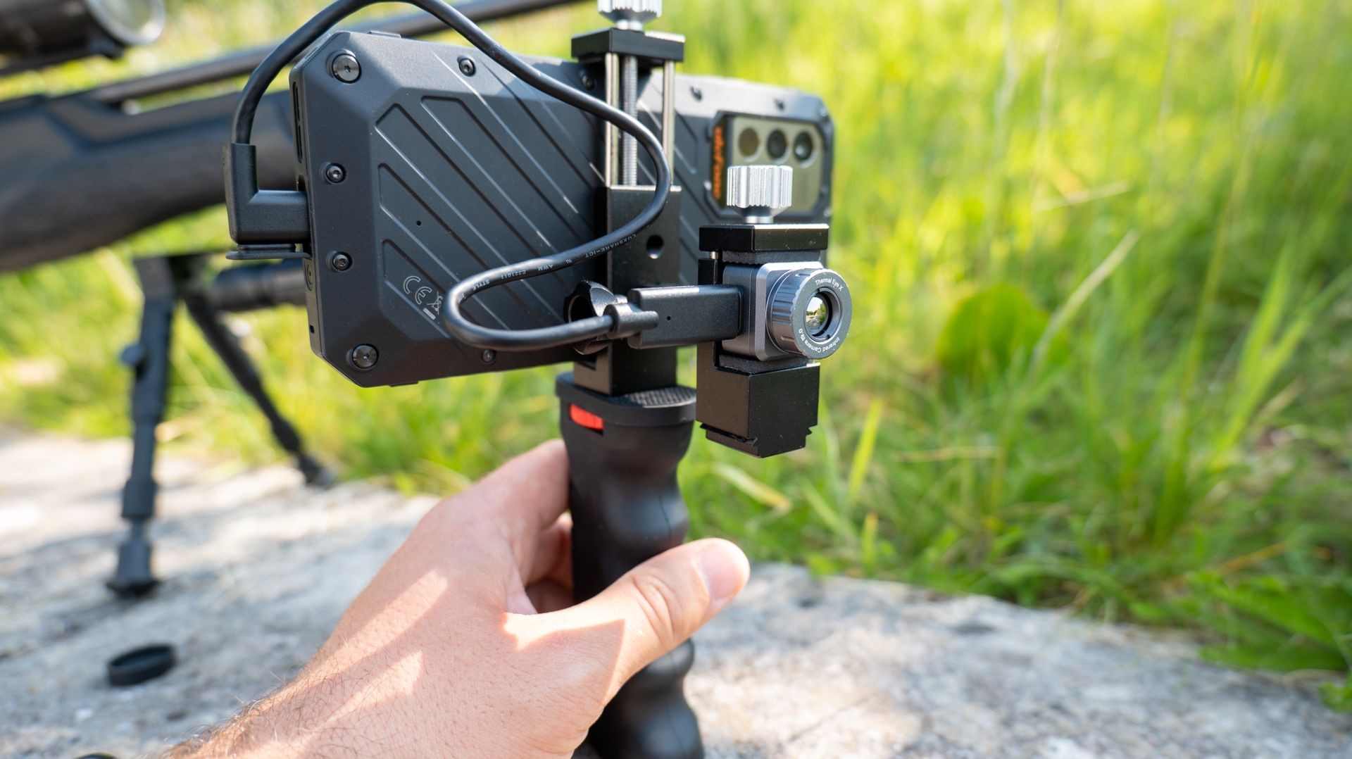 Hình ảnh Xinfrared X2 trong giá đỡ cầm tay