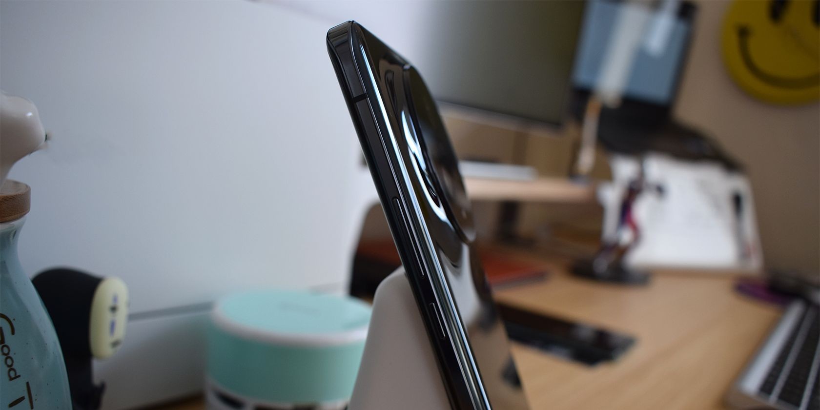 HONOR Magic5 Pro với các nút điều khiển