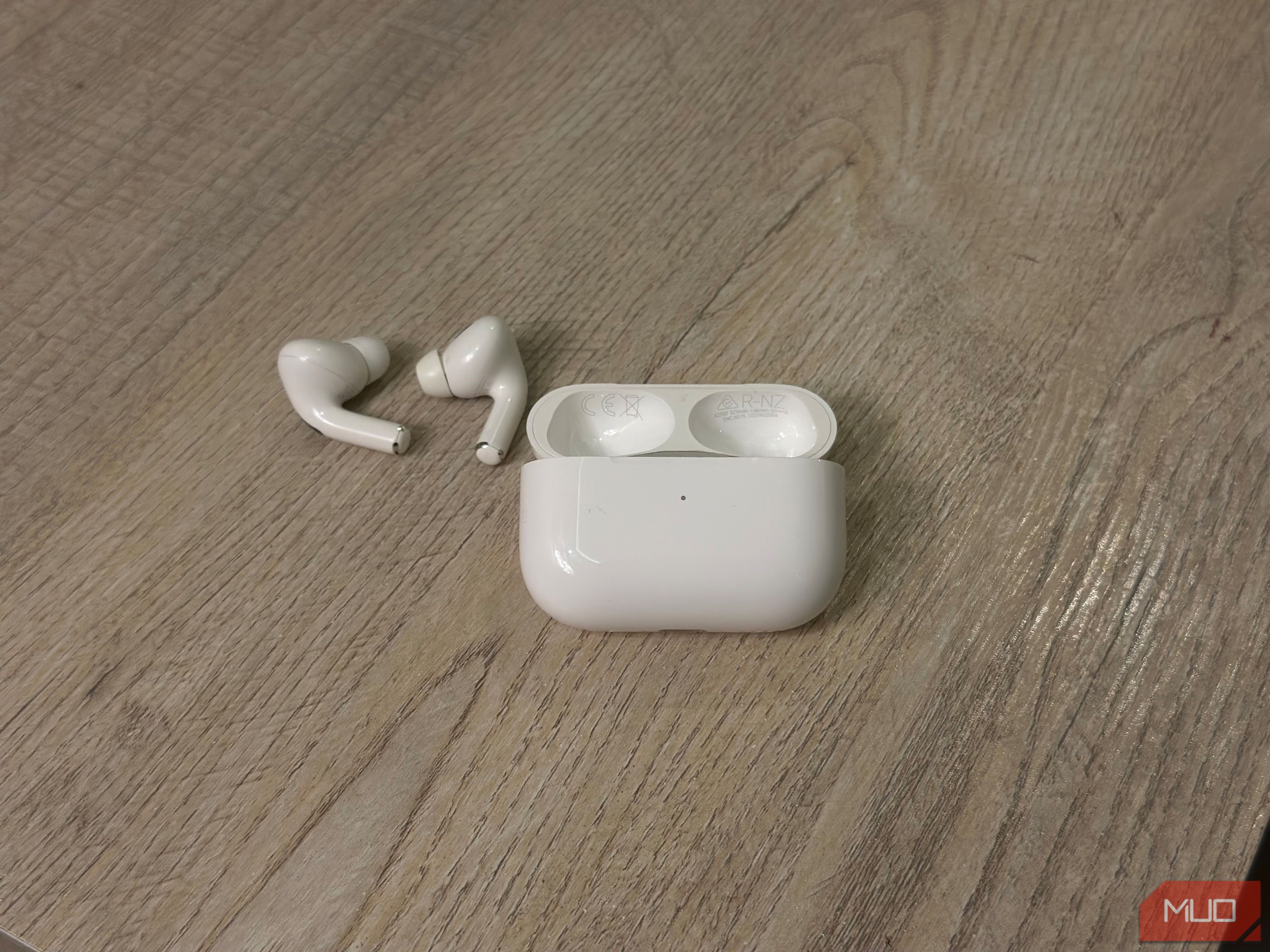 Hộp sạc AirPods và tai nghe trên bàn