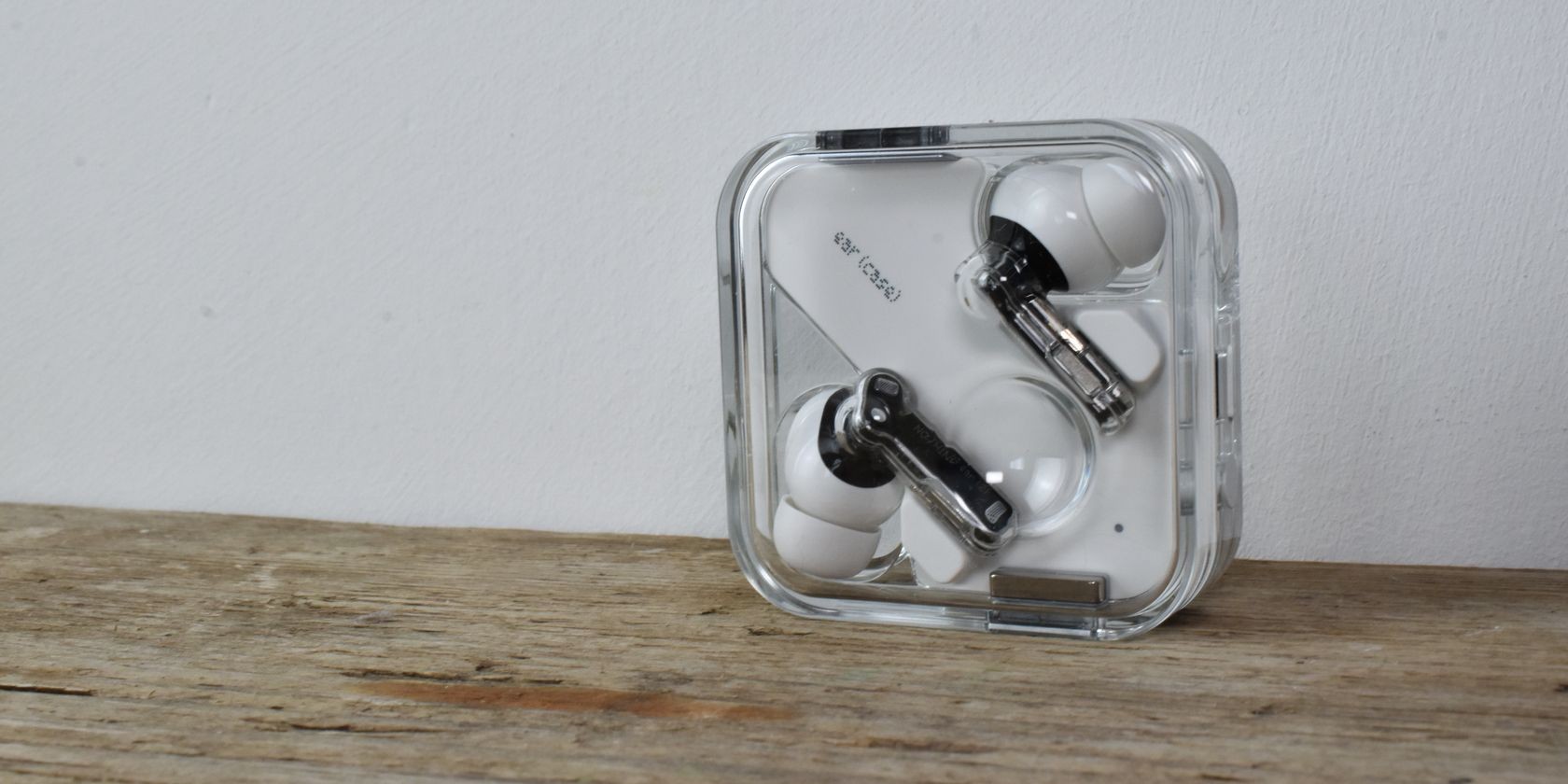 Hộp sạc Nothing Ear(2) đứng thẳng