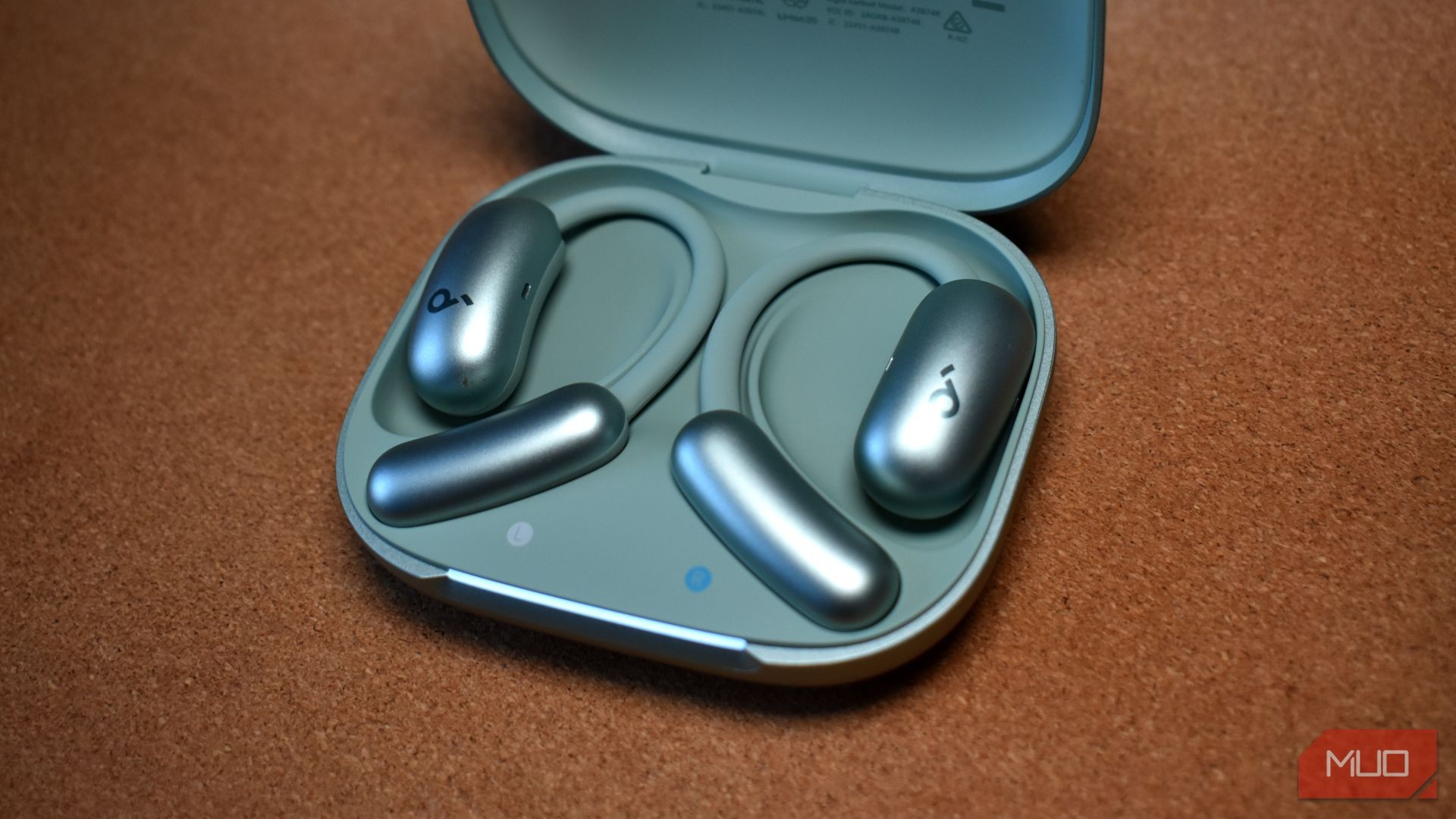 Hộp sạc Soundcore AeroFit 2 với tai nghe