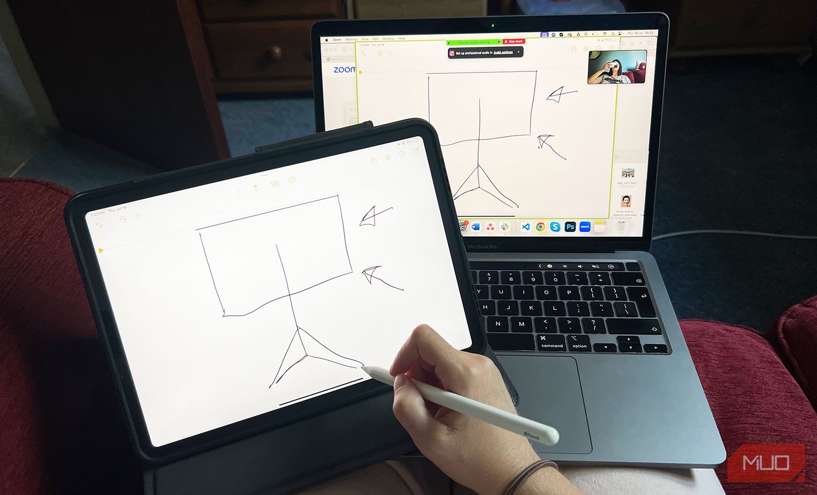 iPad bên cạnh MacBook trên Zoom Screen Share