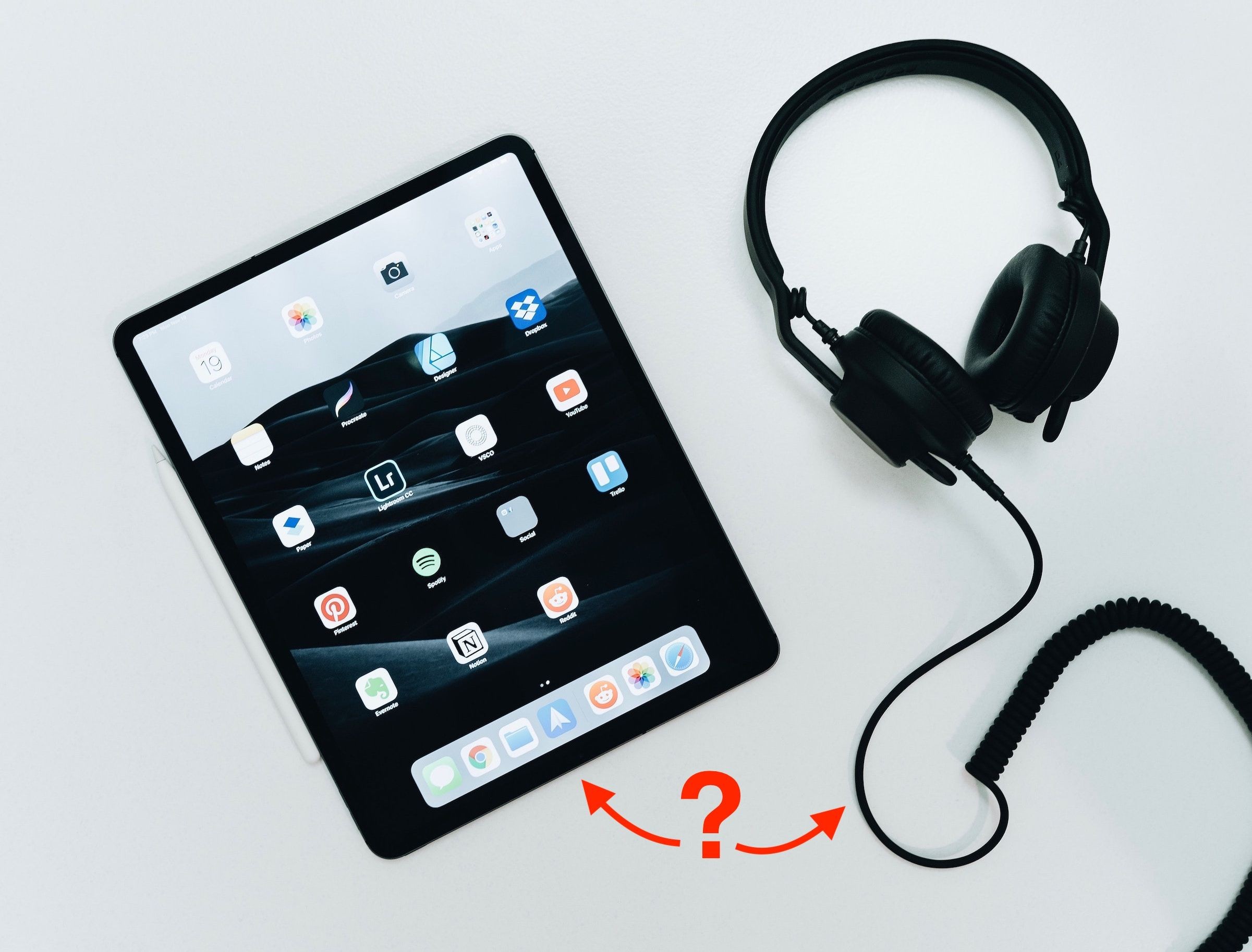 iPad bên cạnh tai nghe không kết nối