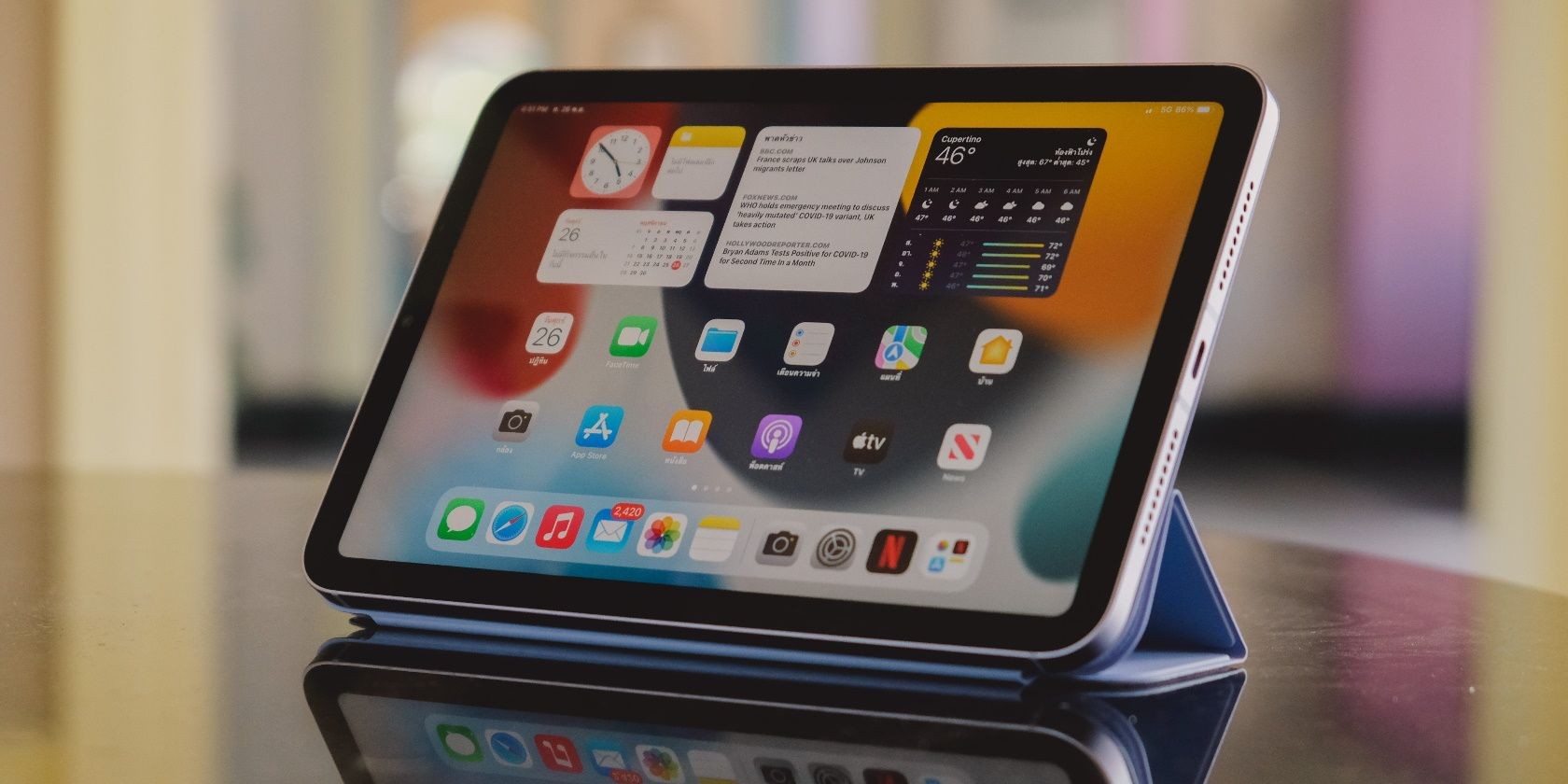 iPad mini thế hệ thứ 6 trên bàn với vỏ bảo vệ