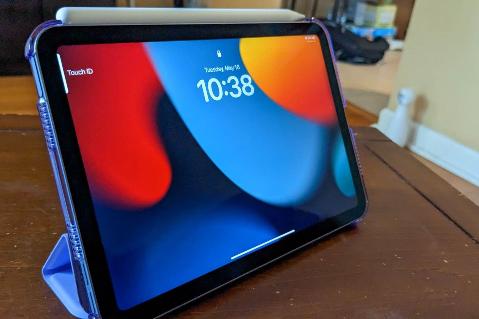 iPad Mini với Apple Pencil ở trên gắn từ tính