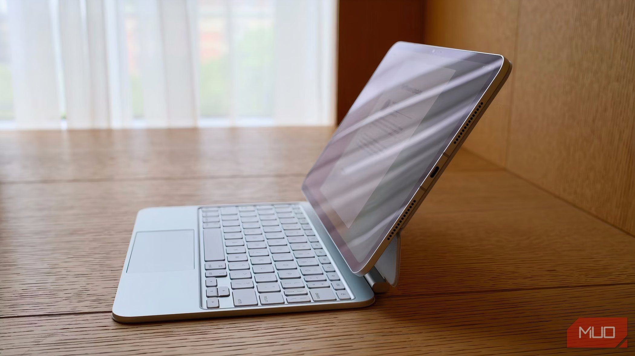 iPad Pro 13 inch gắn với bàn phím Magic Keyboard màu trắng trên bàn làm việc