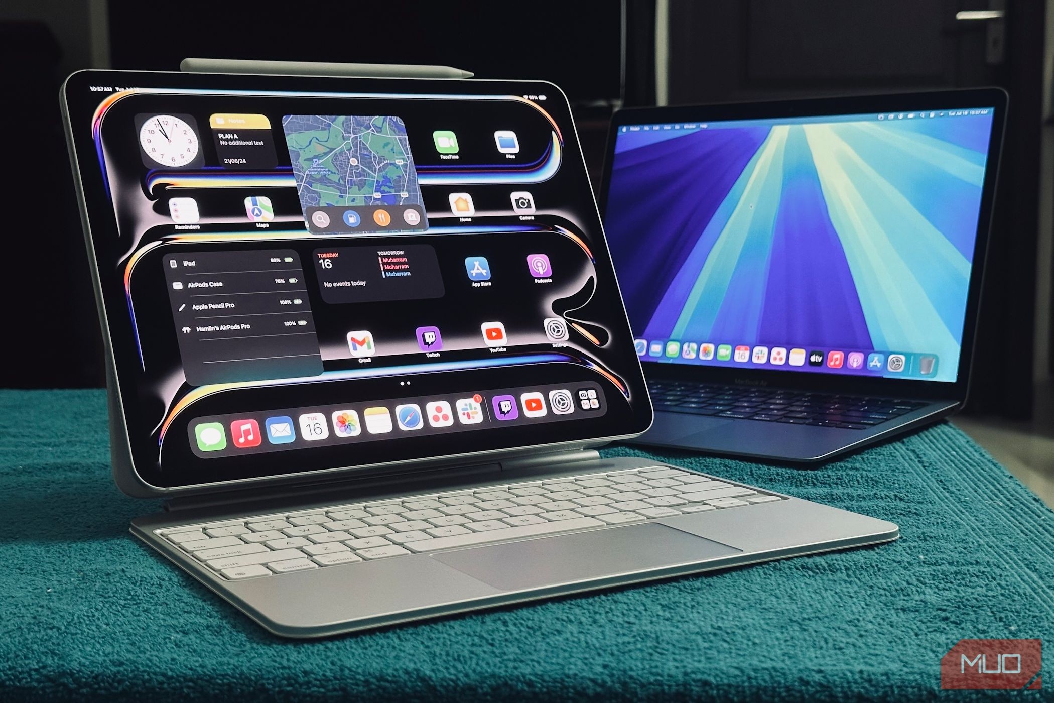iPad Pro gắn với Magic Keyboard bên cạnh MacBook trên bàn