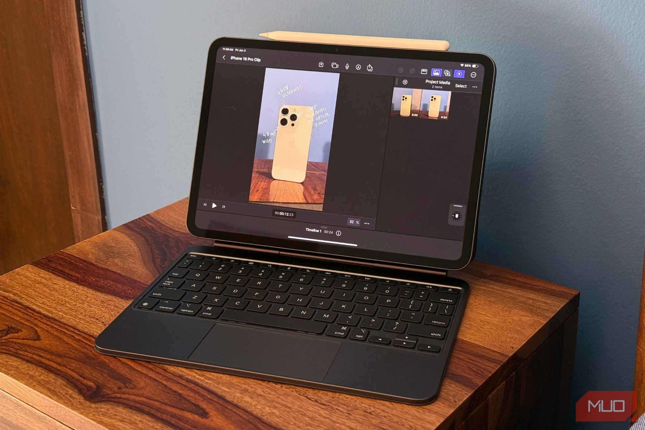 iPad Pro trên Magic Keyboard với ứng dụng Final Cut Pro mở trên bàn bên cạnh