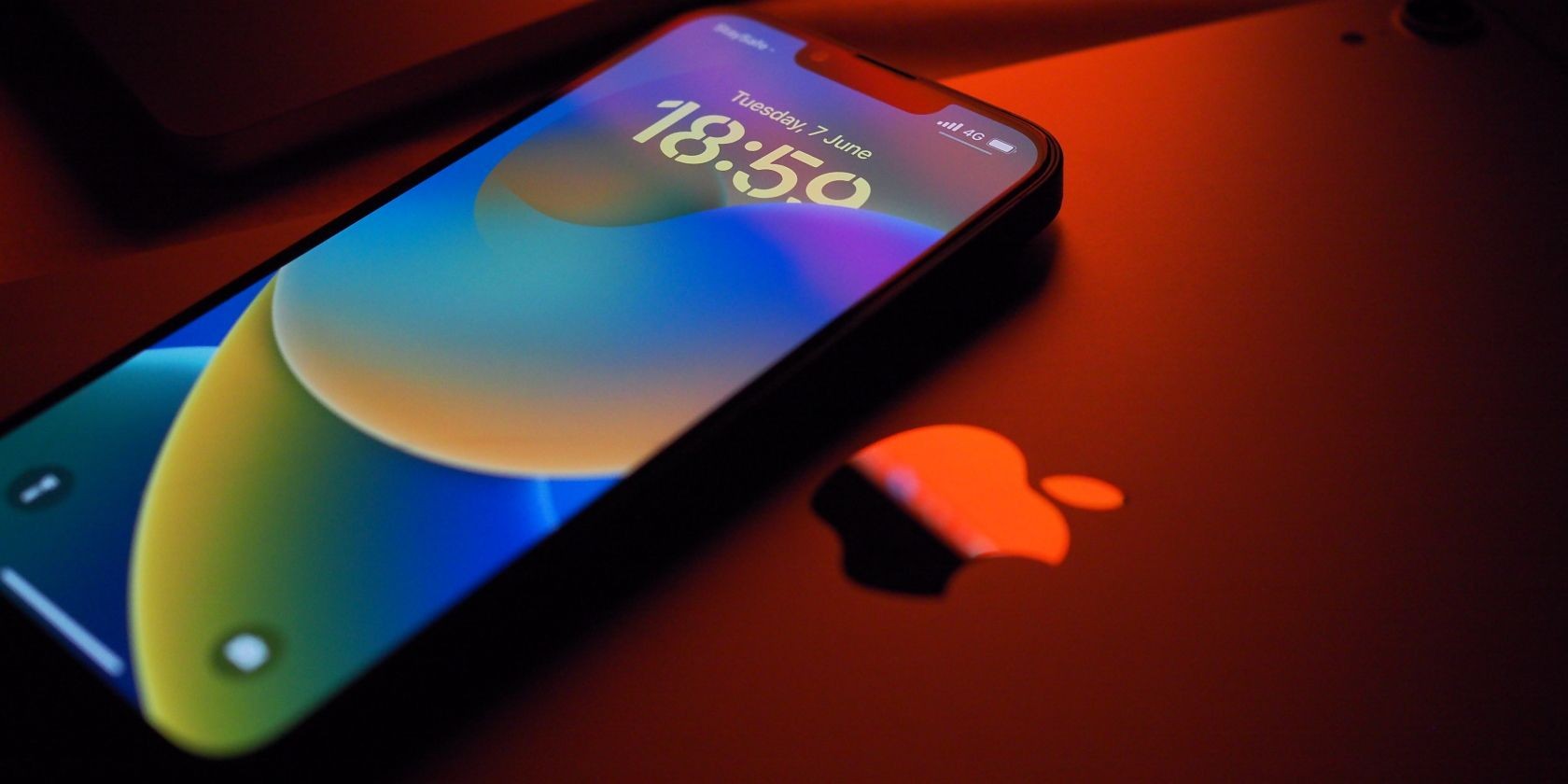 iPhone 13 đặt trên MacBook