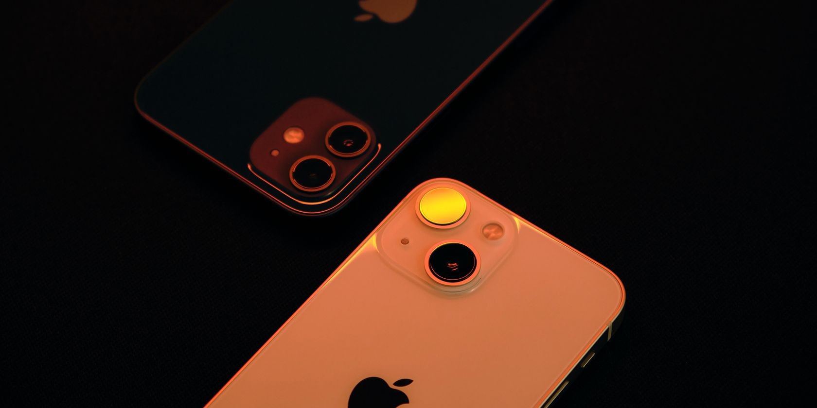 Iphone 14 màu trắng và đen với mặt lưng kính
