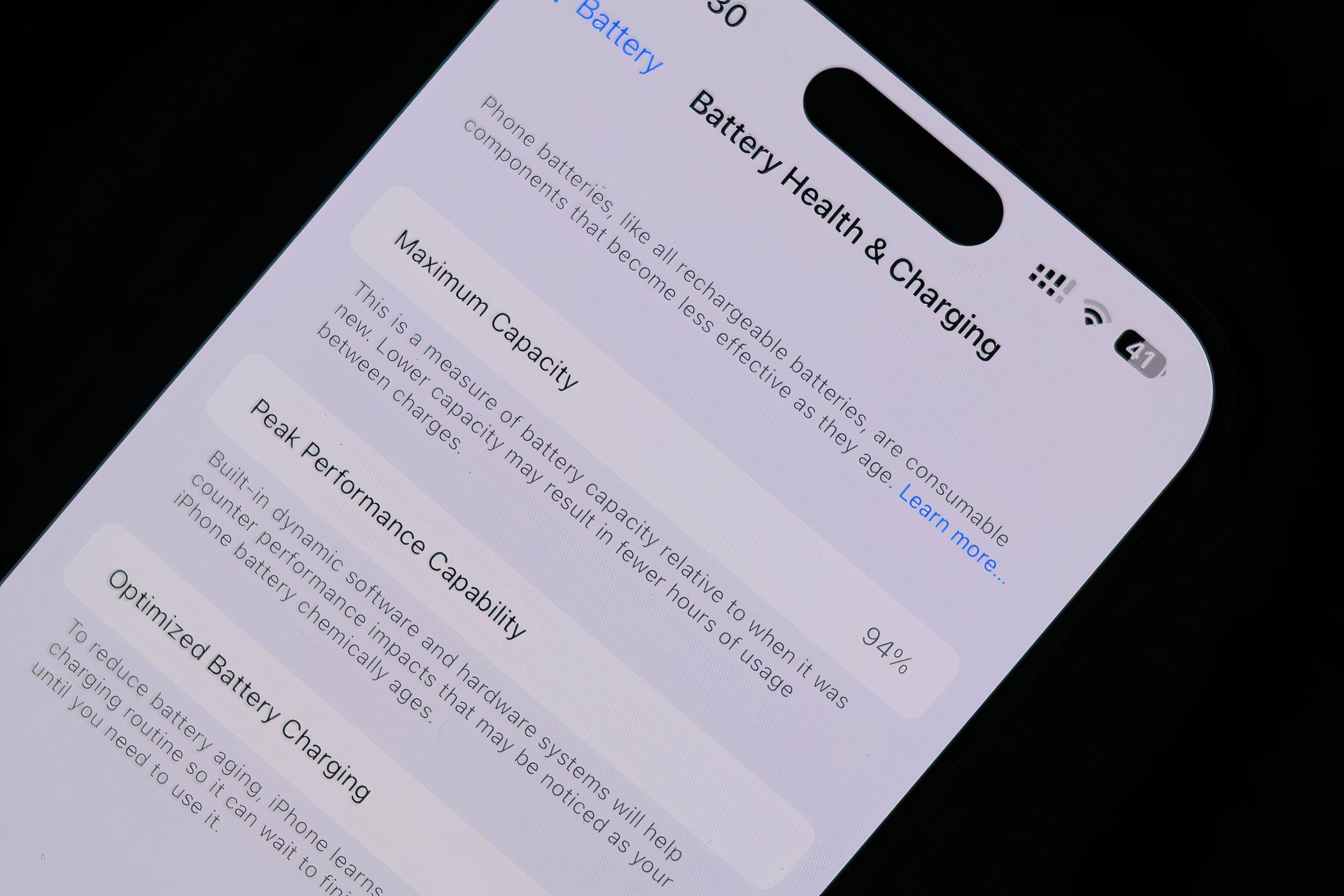 iPhone 14 Pro hiển thị menu Sức khỏe Pin trong iOS
