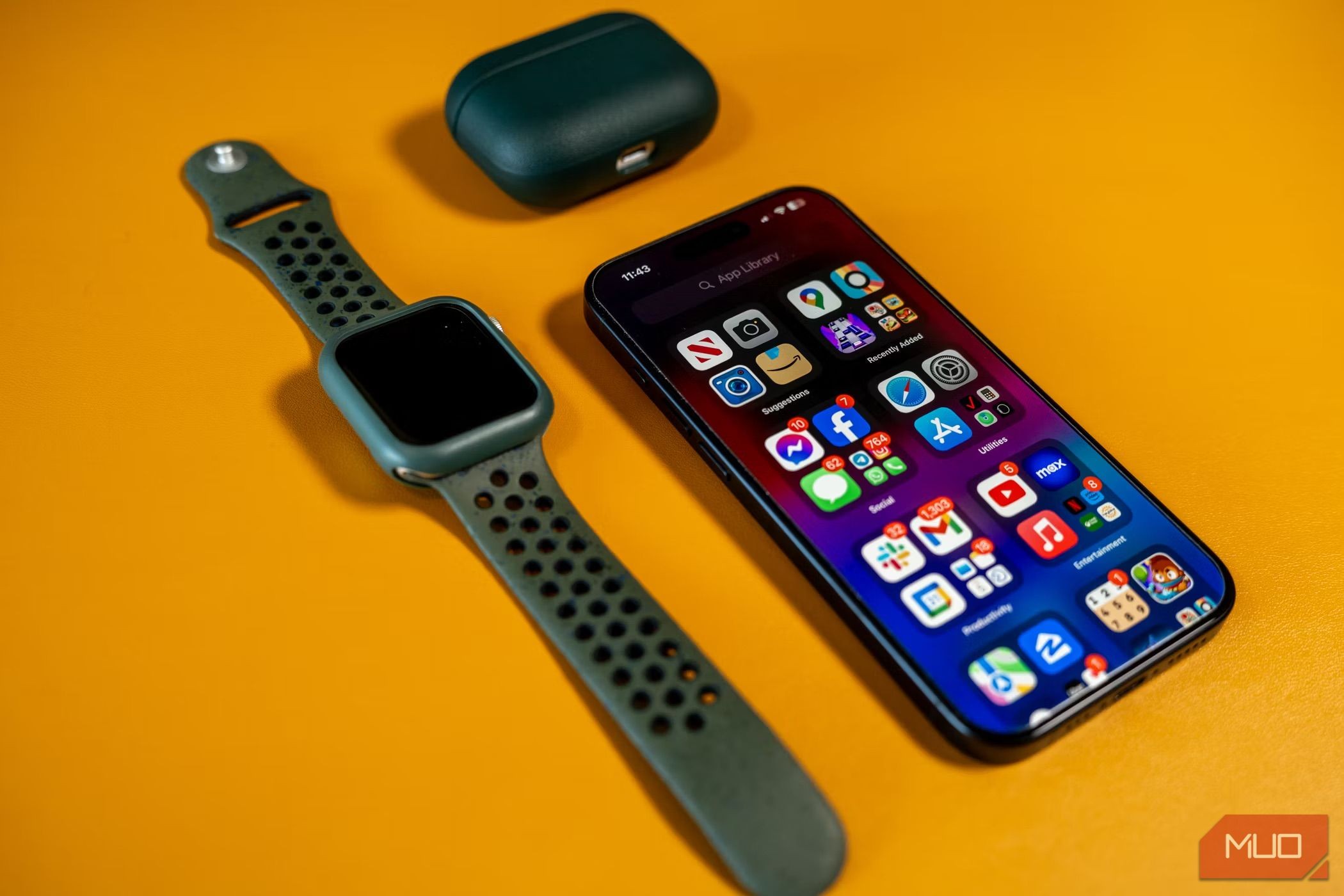 iPhone 15 Pro bên cạnh Apple Watch và AirPods