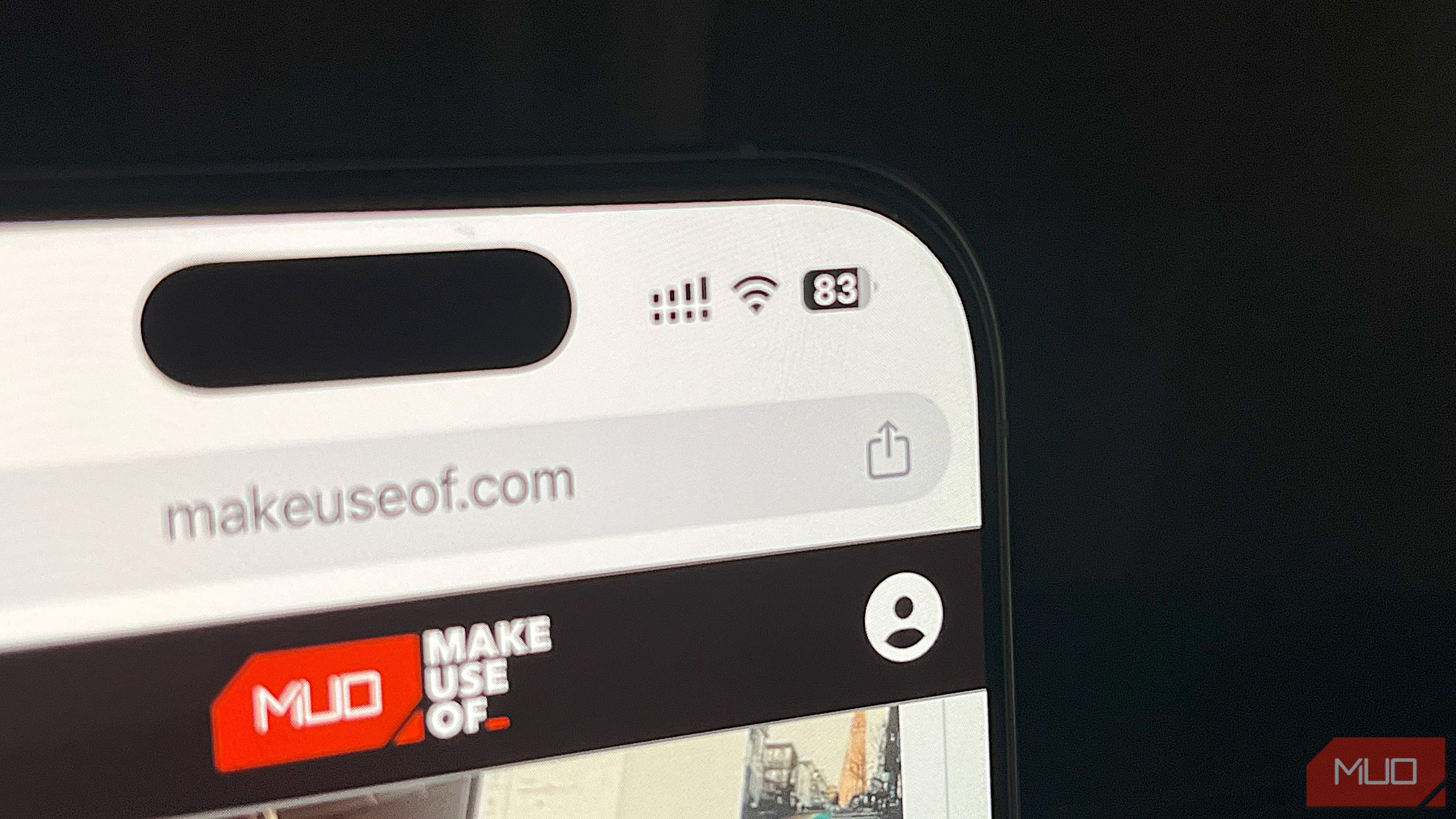 iPhone 16 Pro chạy Chrome với phần trăm pin hiển thị