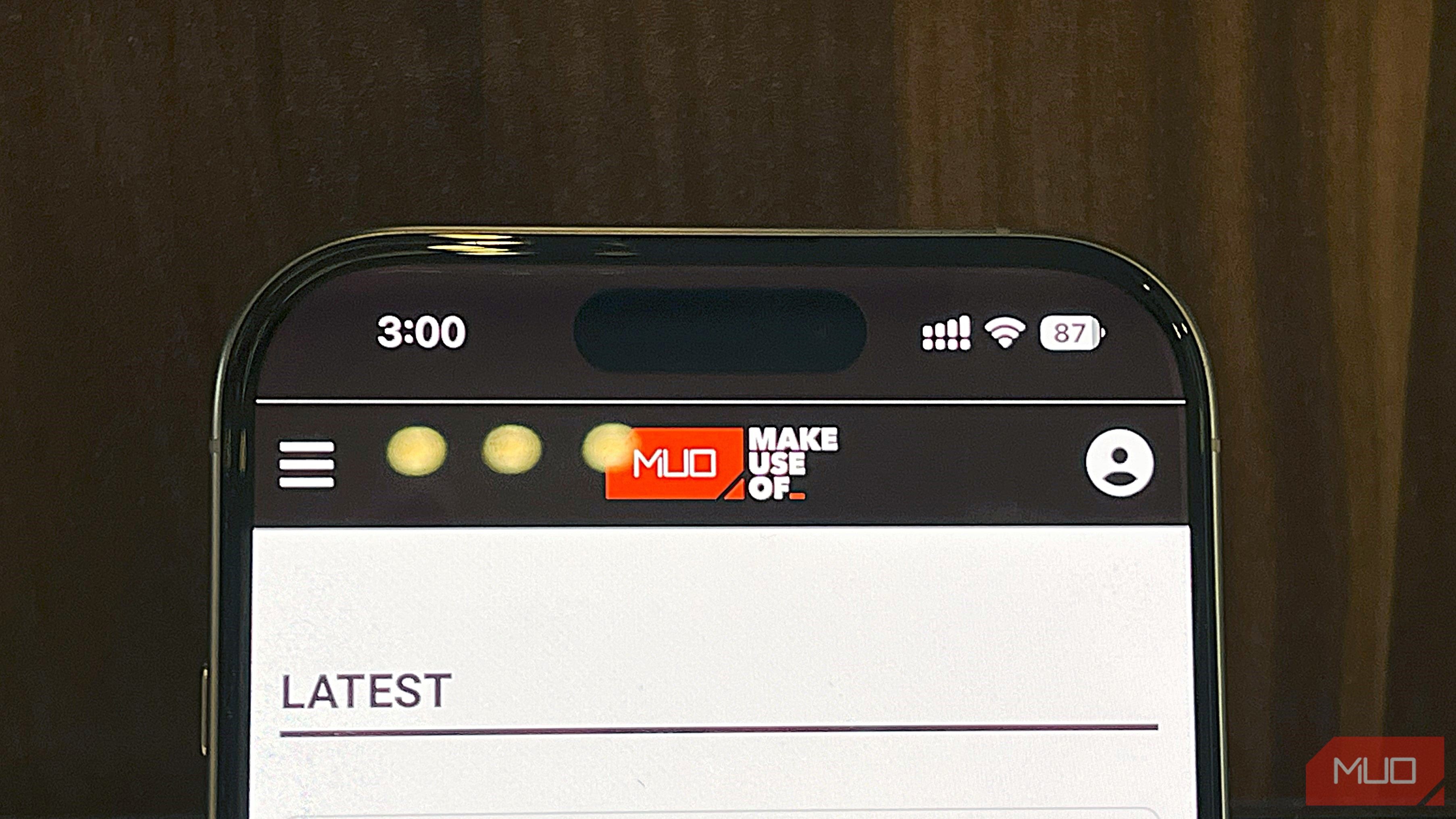 iPhone 16 Pro chạy Safari