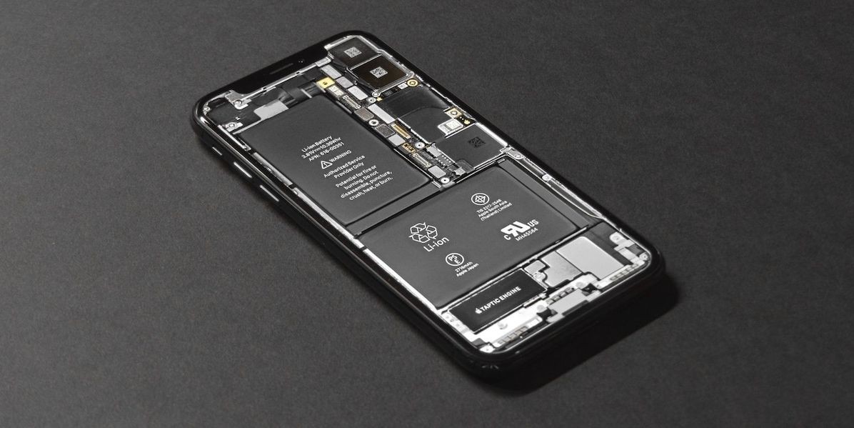 iPhone bị tháo rời với pin hiện rõ