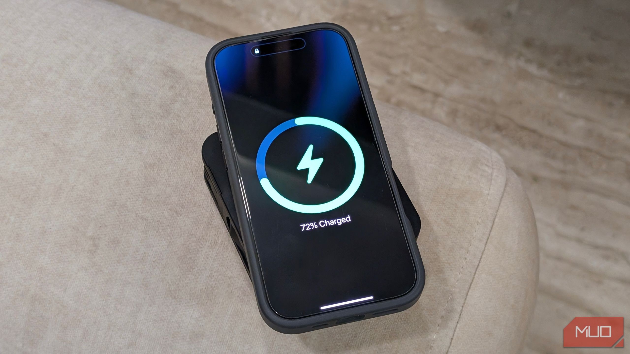 iPhone đang sạc không dây qua InfinaCore P3 Pro