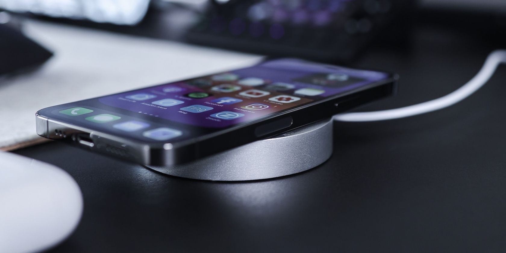 iPhone đang sạc không dây với MagSafe