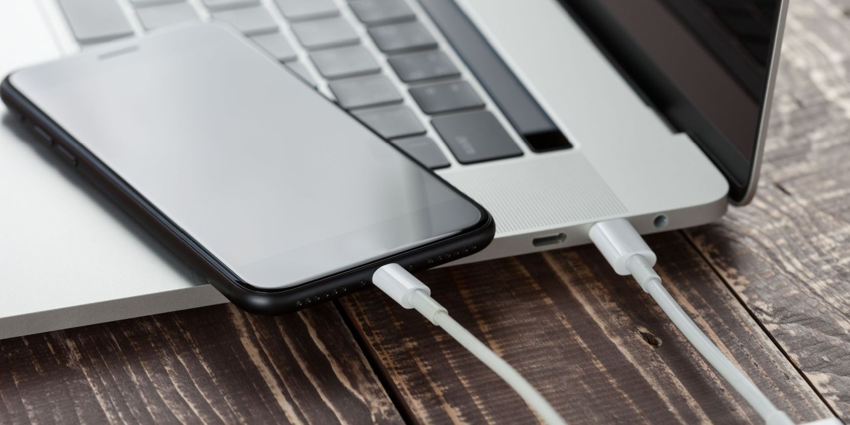 iPhone kết nối với MacBook bằng cáp USB