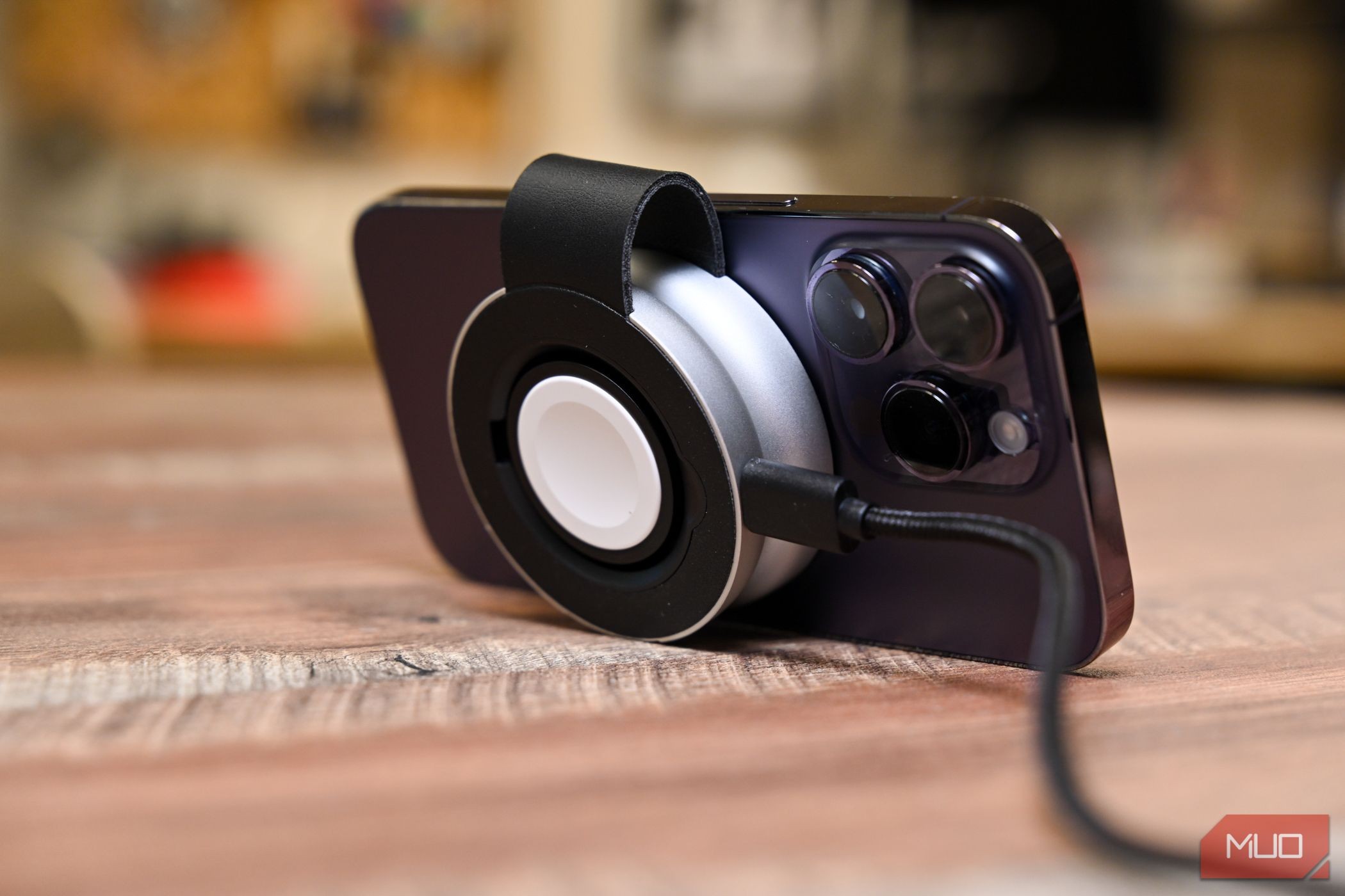 iPhone sử dụng Twelve South Butterfly làm giá đỡ
