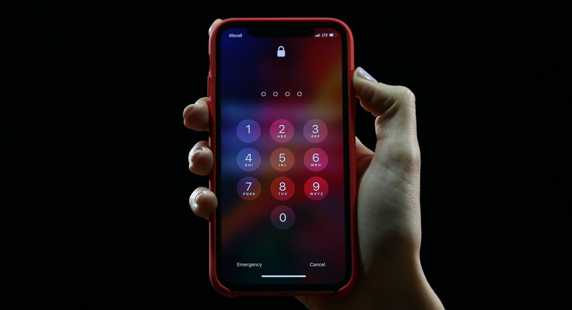 iPhone trong tay hiển thị màn hình khóa