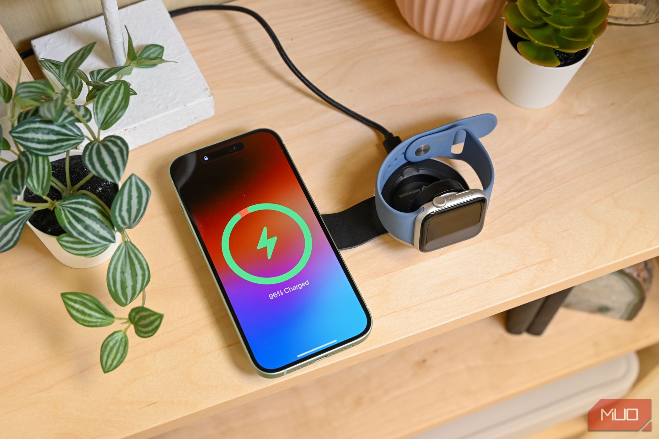 iPhone và Apple Watch đang sạc trên Twelve South Butterfly