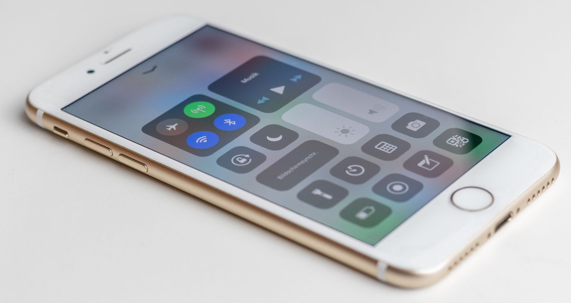 iPhone với các tùy chọn kết nối trên màn hình