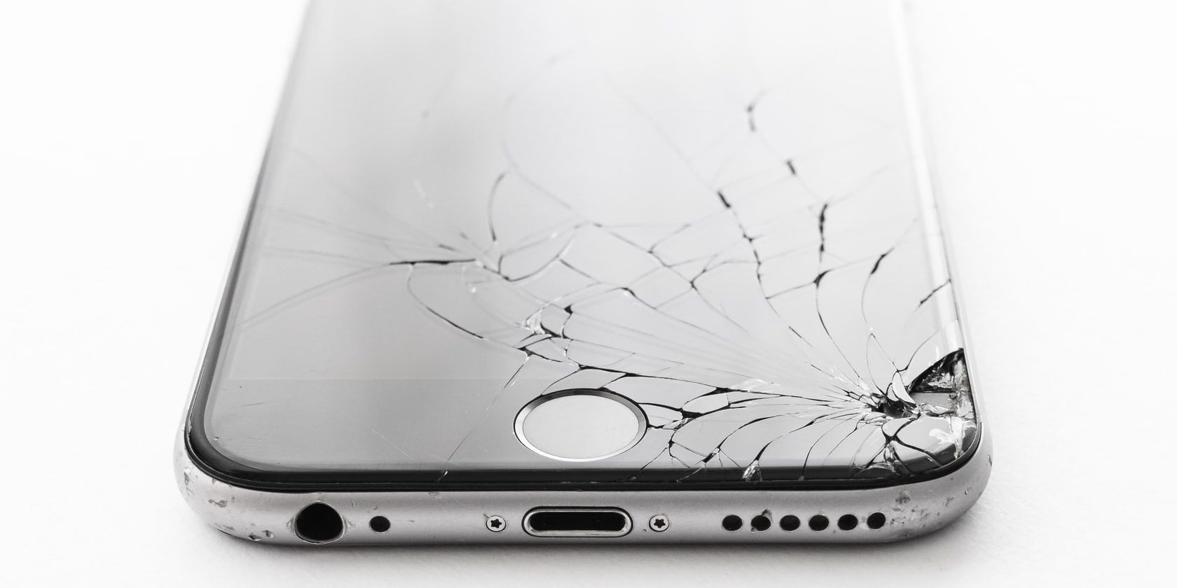 iPhone với màn hình bị nứt nặng