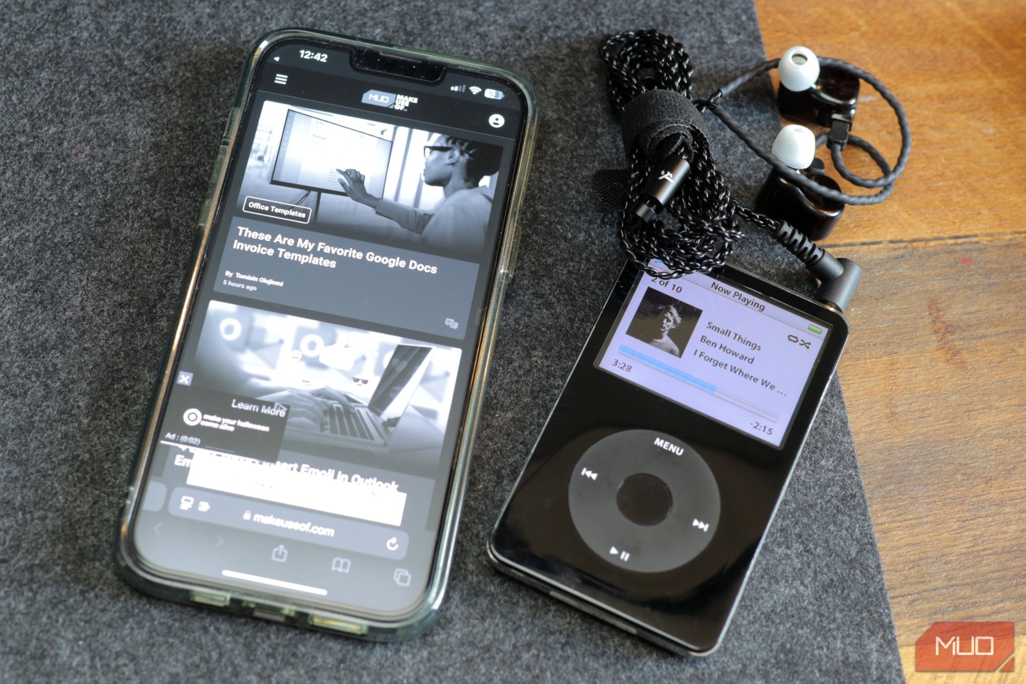 iPod đen và iPhone 13 màu xám trên bàn làm việc