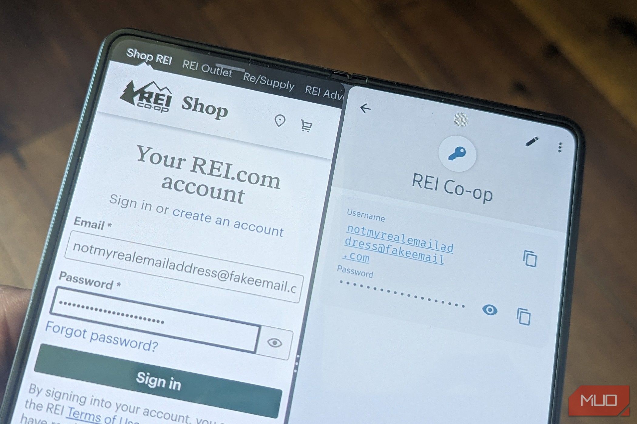KeePassDX mở cạnh Samsung Internet trên Android