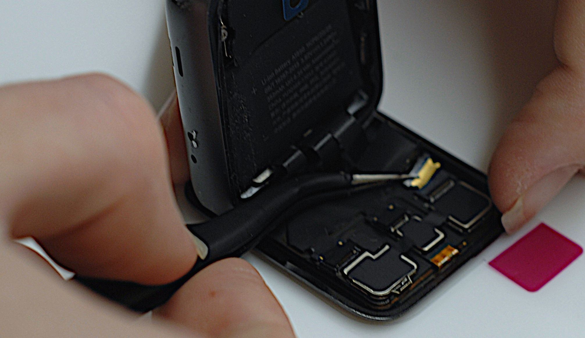 Kết nối lại các đầu nối cáp hiển thị bên trong Apple Watch