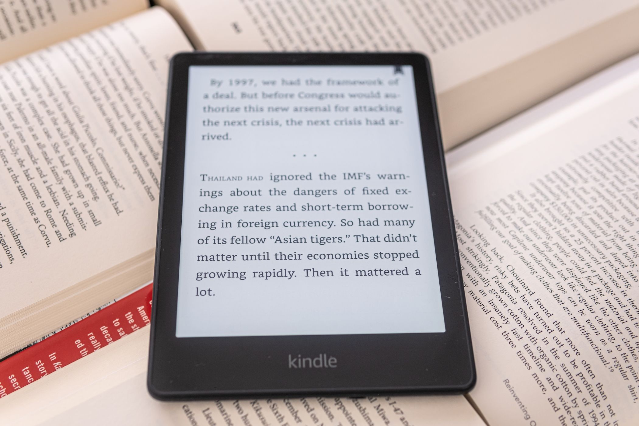 Kindle eReader trên cuốn sách thật
