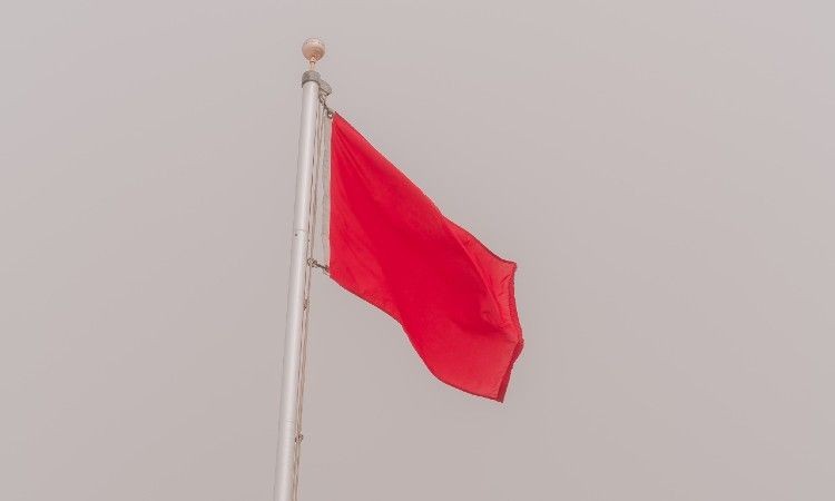 Lá cờ đỏ bay trong gió vào một ngày mây mù