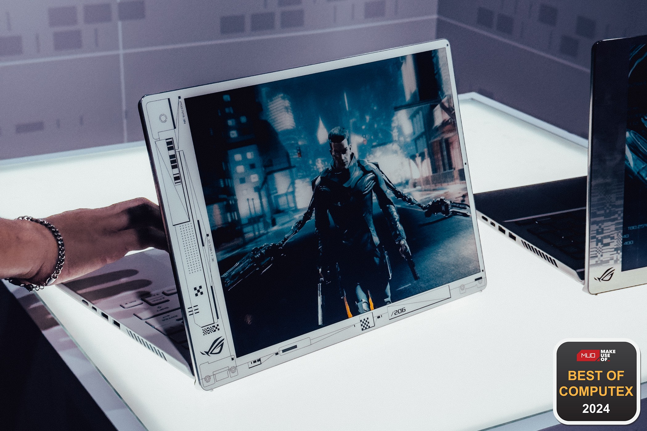 Laptop khái niệm E-ink của ASUS