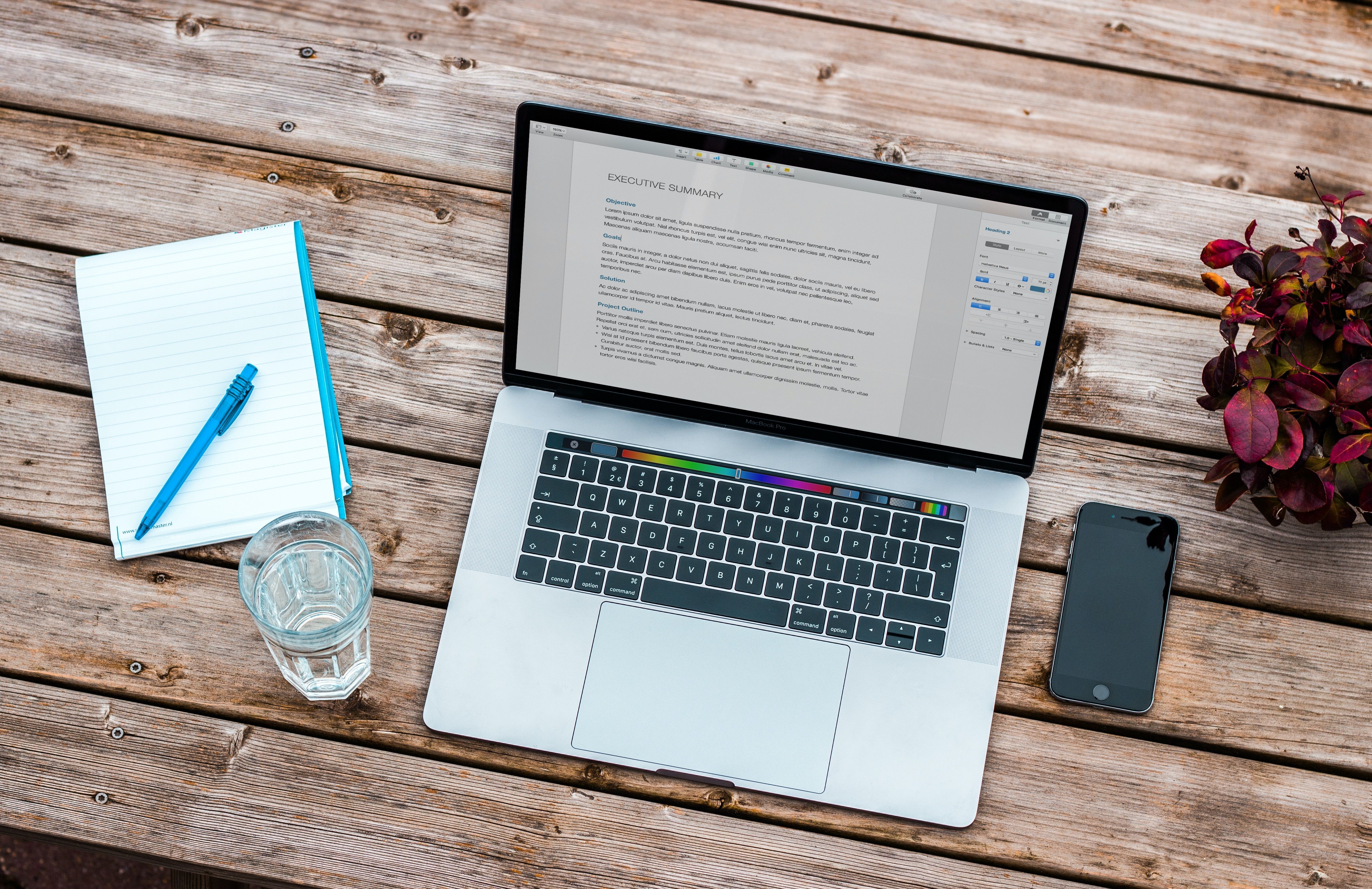 Laptop Macbook với sổ tay viết blog
